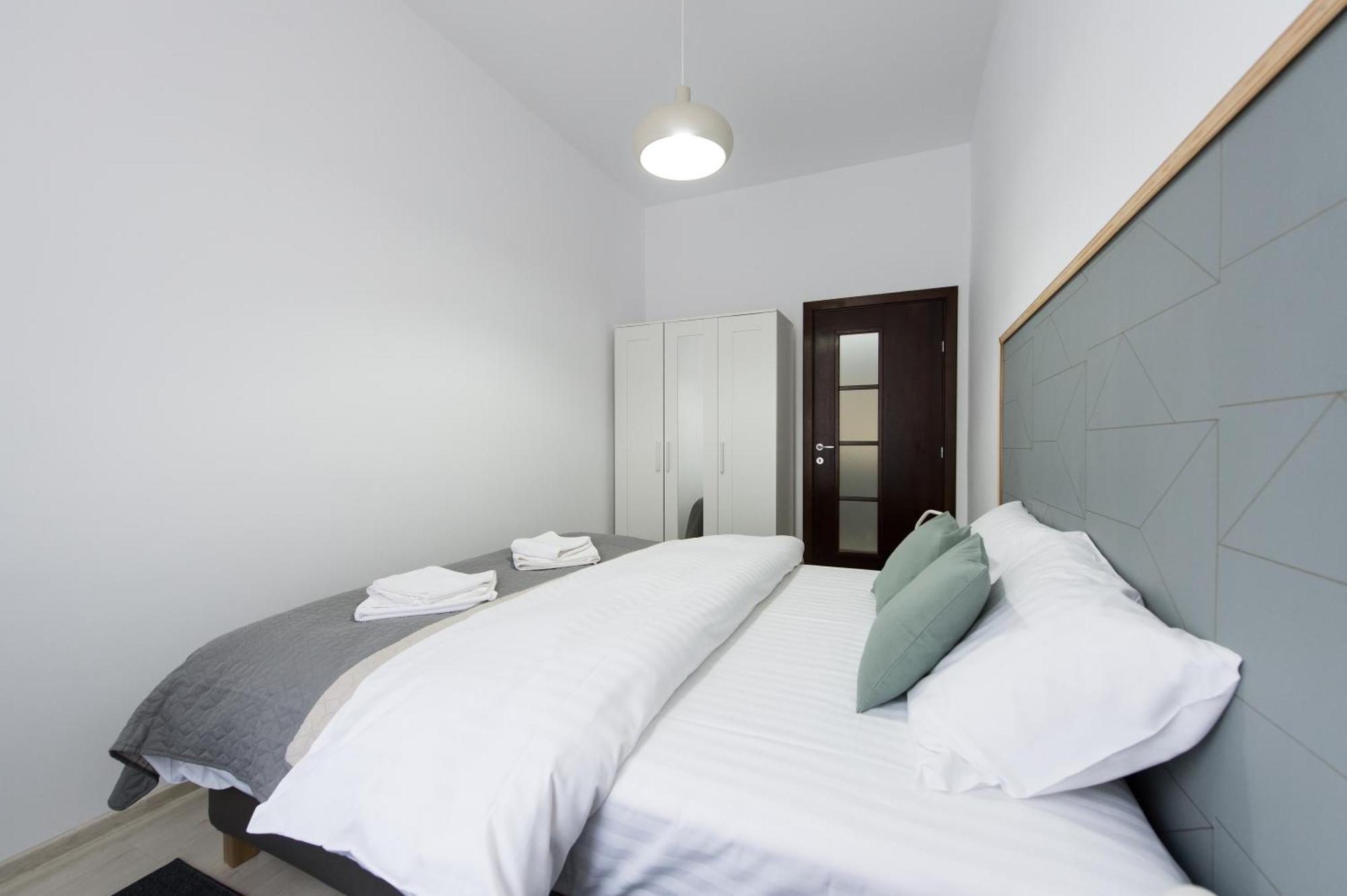 Gorgeous Brasov Flat With Patio And Mountain Views Leilighet Eksteriør bilde