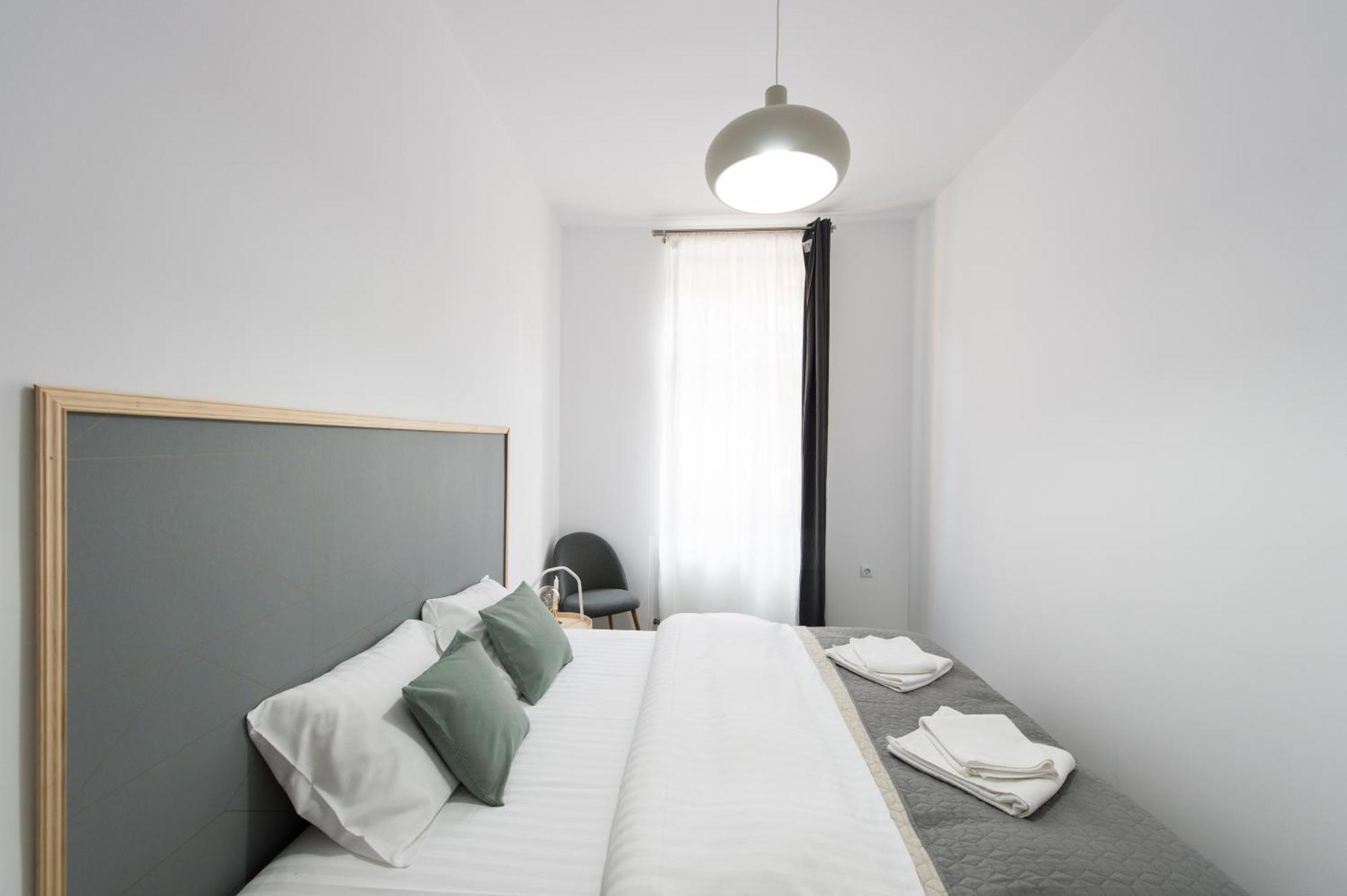 Gorgeous Brasov Flat With Patio And Mountain Views Leilighet Eksteriør bilde