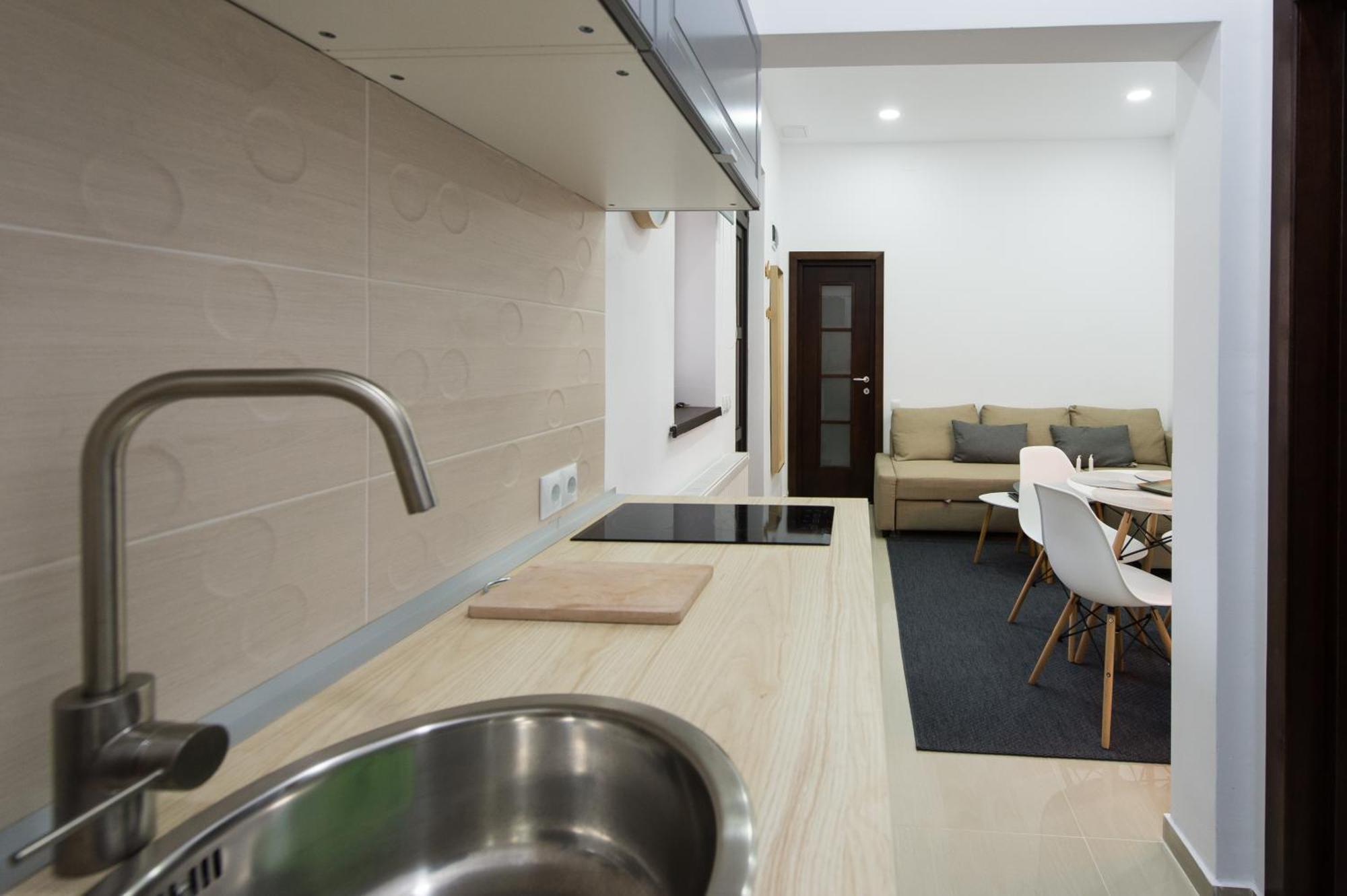 Gorgeous Brasov Flat With Patio And Mountain Views Leilighet Eksteriør bilde